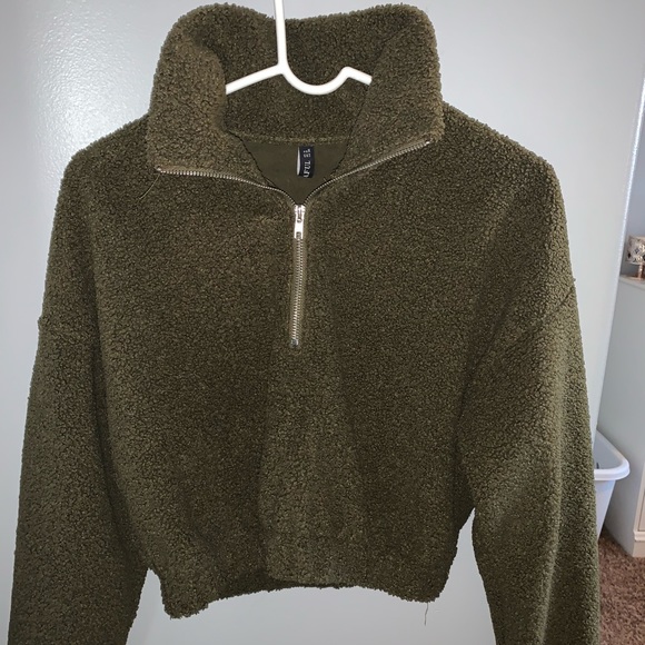 green pullover - Picture 2 of 2